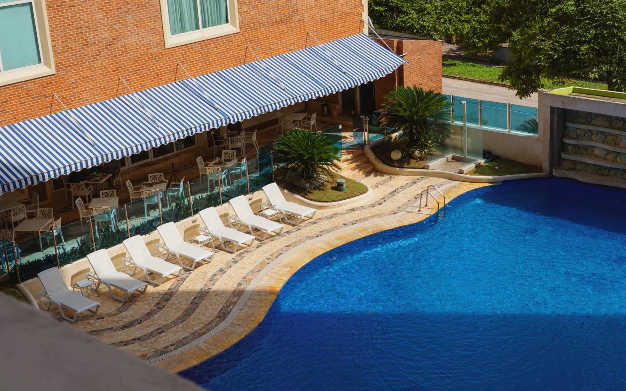 Hotel Dann Carlton Barranquilla Y Centro De Convenciones Exterior photo Swimming pool at the hotel