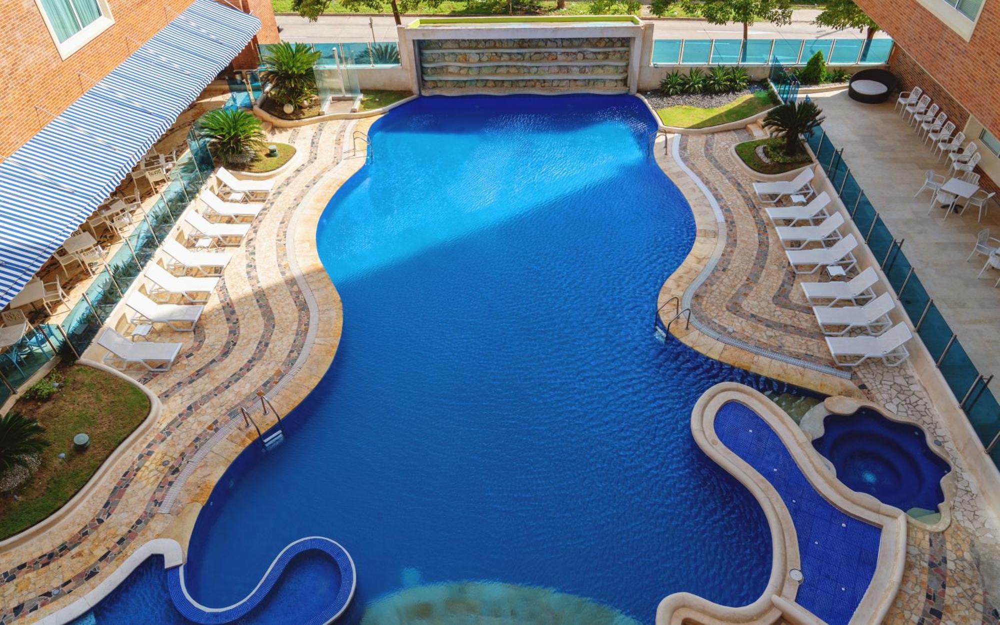Hotel Dann Carlton Barranquilla Y Centro De Convenciones Exterior photo Swimming pool at the hotel