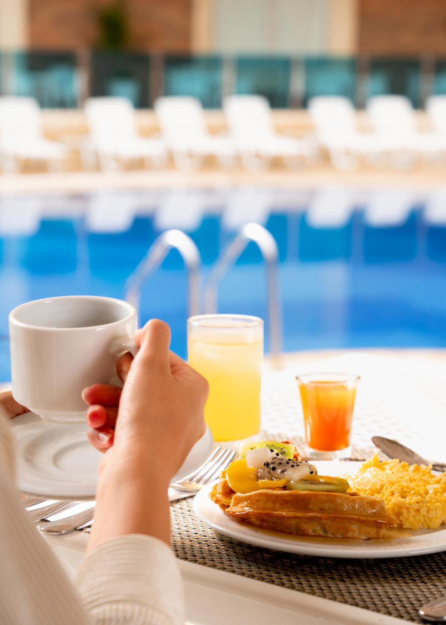 Hotel Dann Carlton Barranquilla Y Centro De Convenciones Exterior photo A breakfast with orange juice